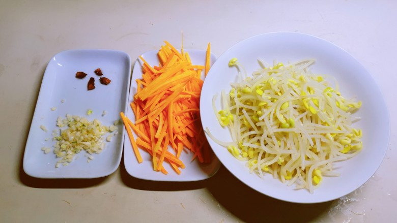 爆炒黄豆芽,蒜切碎,食材处理好了。