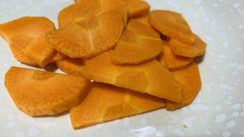 胡萝卜炒杏鲍菇,胡萝卜先切厚圆片,再切半圆