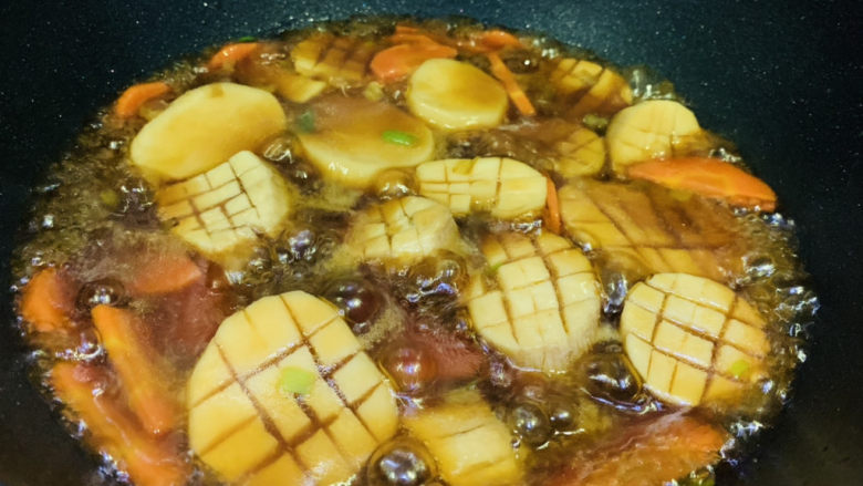 胡萝卜炒杏鲍菇,大火烧开,转中火,煮5分钟,汤汁浓稠,即可