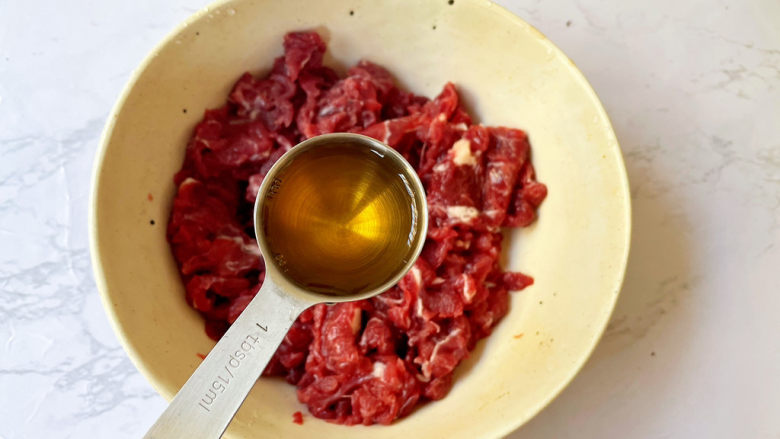 青椒炒牛肉,加入1勺<a style='color:red;display:inline-block;' href='/shicai/ 718'>料酒</a>