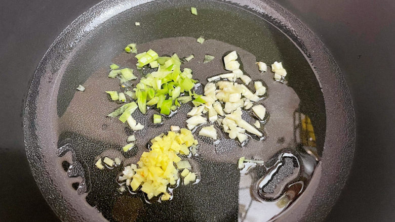 青椒炒牛肉,锅中倒入适量的食用油烧热,加入葱姜蒜爆香