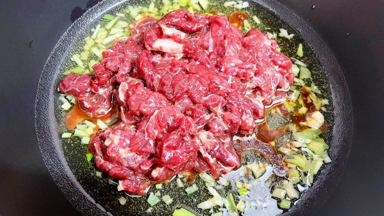 青椒炒牛肉,加入牛肉