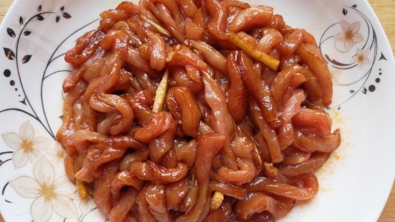 木耳炒肉丝,肉丝里面加入姜丝、<a style='color:red;display:inline-block;' href='/shicai/ 762'>老抽</a>、盐和少许食用油,搅拌均匀腌制10分钟左右。