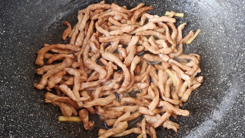 木耳炒肉丝,炒锅内倒适量的食用油烧热,下入腌好的肉丝炒熟,盛出备用。