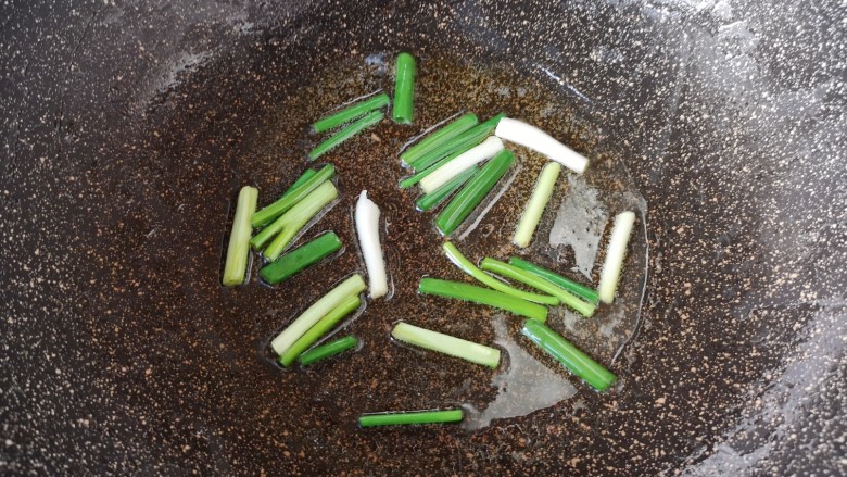木耳炒肉丝,锅里继续倒油烧热,下入小葱炒香。