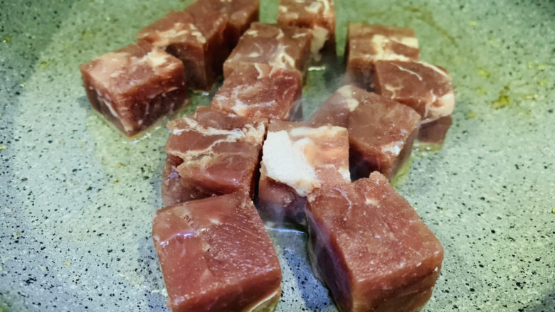 黑椒牛肉粒,锅再加食用油,加入牛肉粒