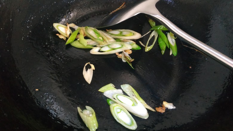 鸡蛋炒粉丝,放入葱片,翻炒
