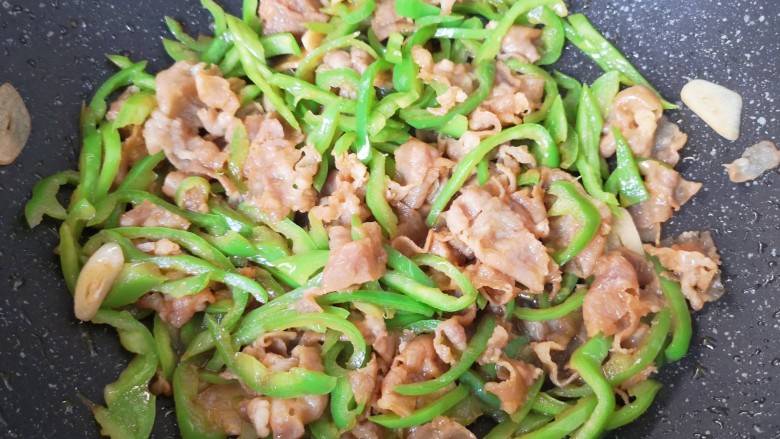 青椒炒牛肉卷,翻炒至入味。