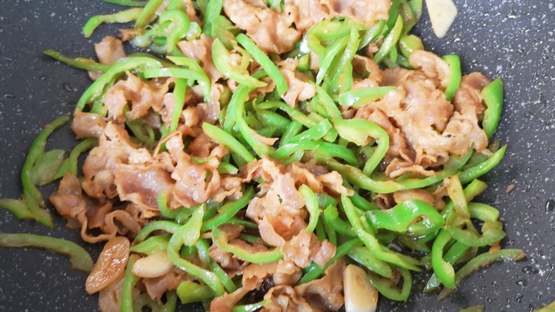 青椒炒牛肉卷,翻炒均匀即可。