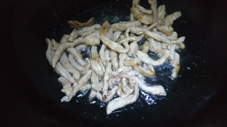 木耳炒肉丝,把肉丝翻炒至变白,盛出待用
