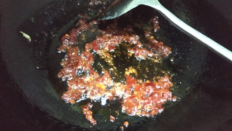 木耳炒肉丝,锅中剩适量底油,放入一勺<a style='color:red;display:inline-block;' href='/shicai/ 46964'>郫县豆瓣酱</a>,翻炒出红油
