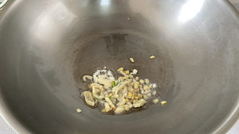 红烧豆腐皮➕香菇青菜烧豆腐皮,热锅冷油,下蒜末姜末小火煸香