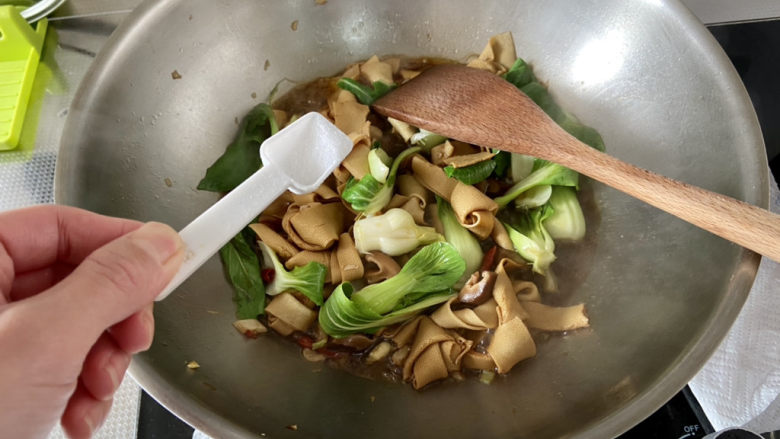 红烧豆腐皮➕香菇青菜烧豆腐皮,尝下咸淡,根据个人口味添加少许盐