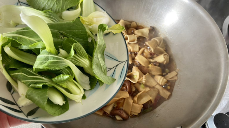 红烧豆腐皮➕香菇青菜烧豆腐皮,5分钟后开盖，转中大火，下青菜翻炒均匀