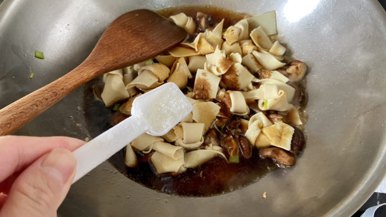 红烧豆腐皮➕香菇青菜烧豆腐皮,半茶匙<a style='color:red;display:inline-block;' href='/shicai/ 3729'>白糖</a>,加盖中小火炖煮5分钟