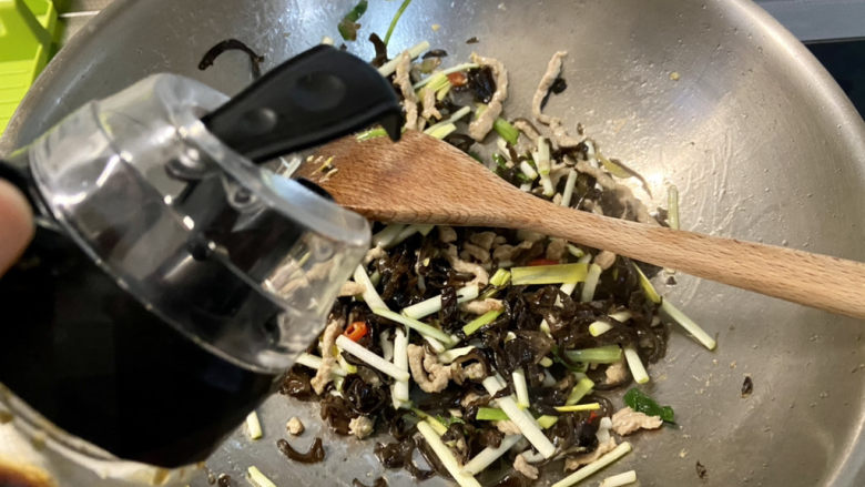 木耳炒肉丝➕蒜黄木耳炒肉丝,调味,半汤匙生抽