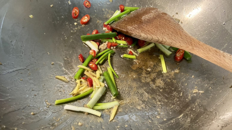 木耳炒肉丝➕蒜黄木耳炒肉丝,留底油,下葱段小米辣姜丝小火煸香