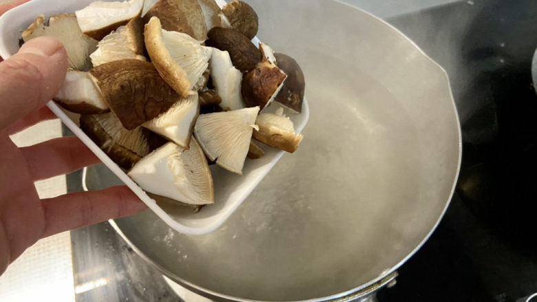 三鲜豆腐➕素三鲜豆腐,坐锅烧水,水开下香菇木耳