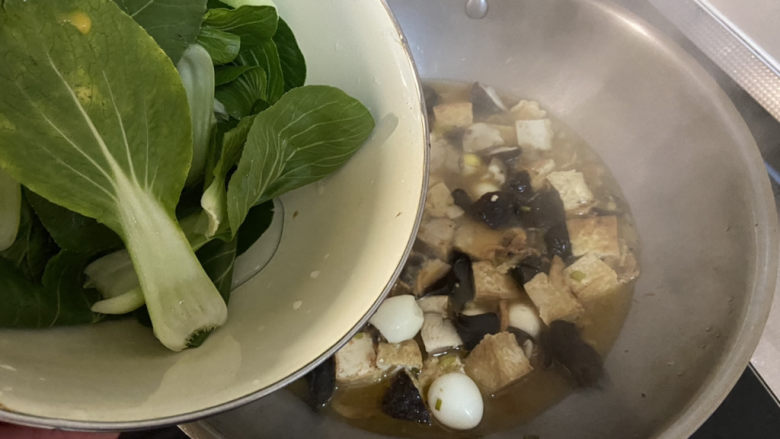 三鲜豆腐➕素三鲜豆腐,开盖,转中火,下青菜翻炒均匀