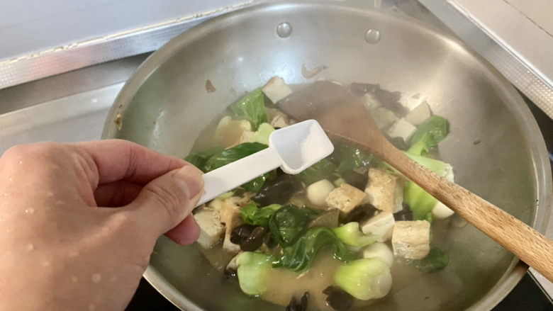 三鲜豆腐➕素三鲜豆腐,尝下咸淡,根据个人口味添加少许盐
