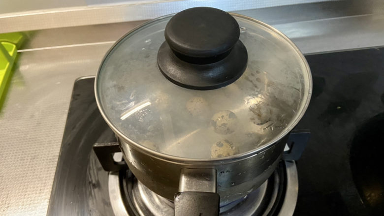 三鲜豆腐➕素三鲜豆腐,锅中加水放入鹌鹑蛋开火,煮开后小火煮6分钟