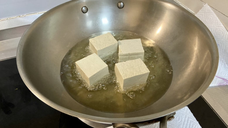 三鲜豆腐➕素三鲜豆腐,锅中加油,六成油温,下豆腐,中小火煎