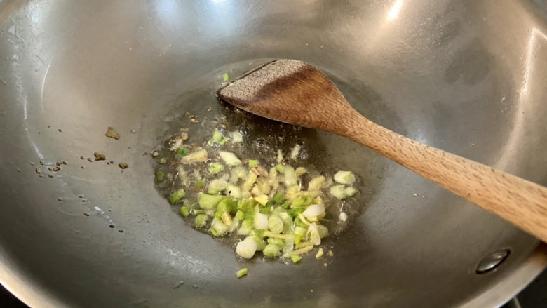 三鲜豆腐➕素三鲜豆腐,热锅凉油,下姜丝葱白小火煸香