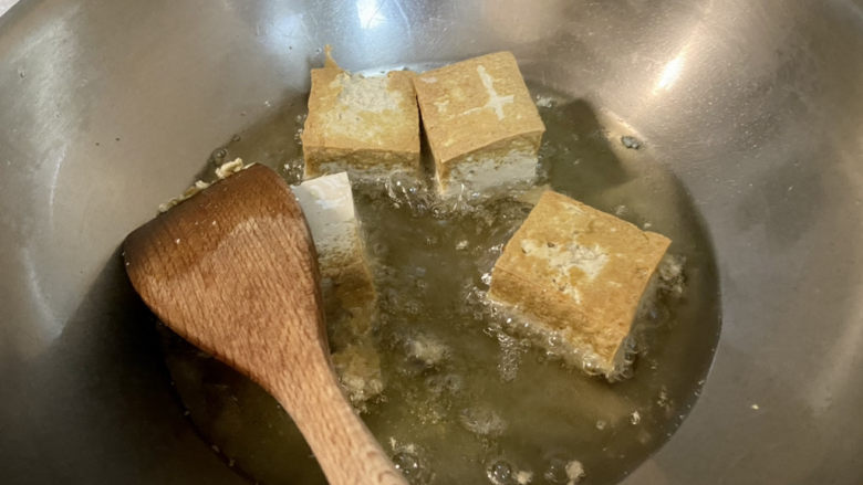 三鲜豆腐➕素三鲜豆腐,一面煎到金黄起硬壳,翻面继续煎