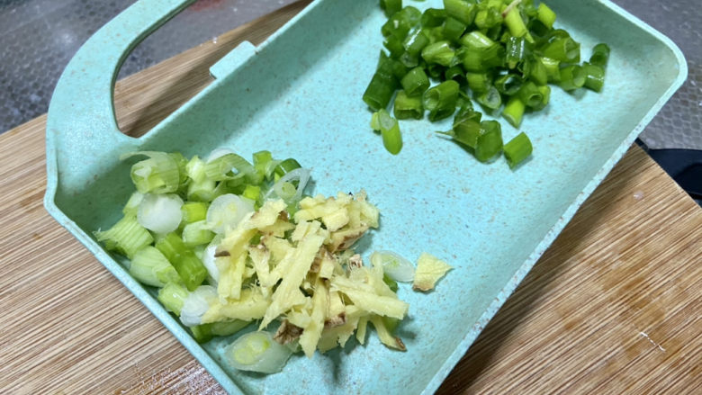 三鲜豆腐➕素三鲜豆腐,改刀:姜切丝,小葱分葱白葱叶分别切末