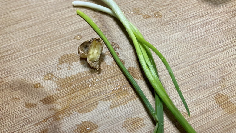三鲜豆腐➕素三鲜豆腐,小葱洗净,姜搓洗净