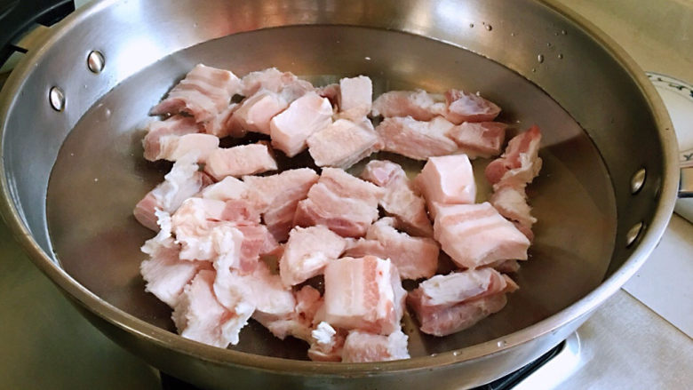 红烧豆腐皮,冷水入锅,焯烫去血沫,再用温水洗净浮沫,控干水分。