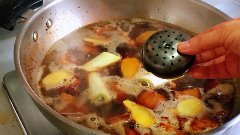 红烧豆腐皮,加入没过五花肉的清水,放入葱段、姜片,香料盒,大火烧开转小火慢炖一小时。