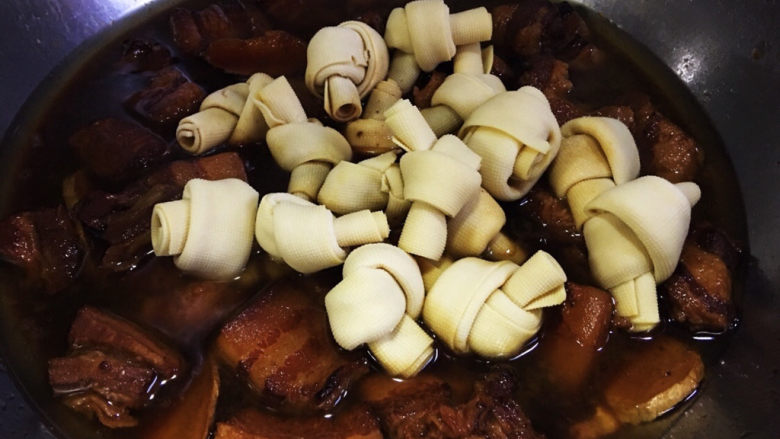 红烧豆腐皮,最后加入干豆皮卷,小火再继续慢炖三十分钟,关火焖十分钟。