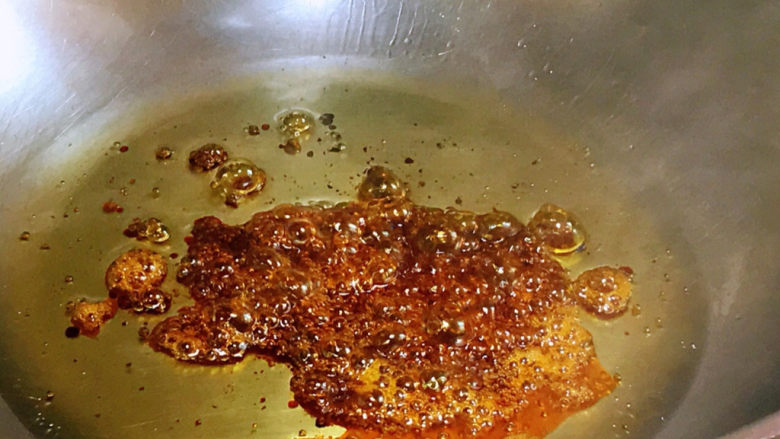红烧豆腐皮,中小火,冰糖入锅慢慢冒出褐色泡泡,糖色就炒好了。