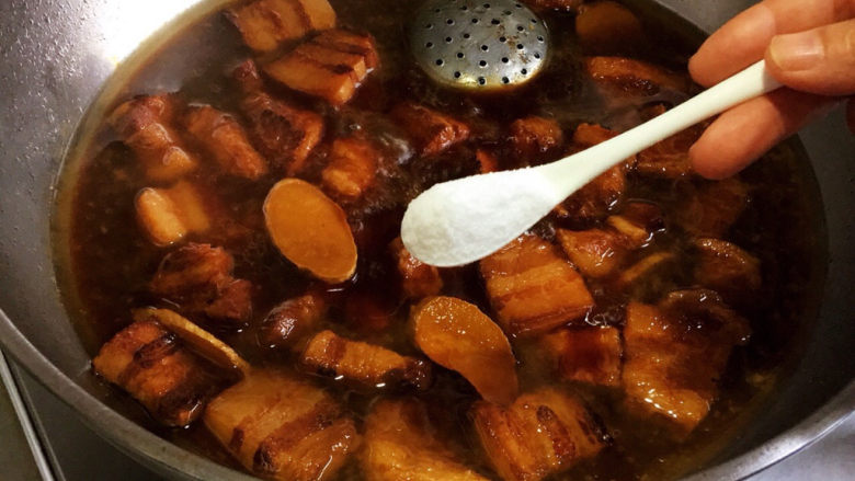 红烧豆腐皮,现在开始加盐调味,再继续炖三十分钟。
