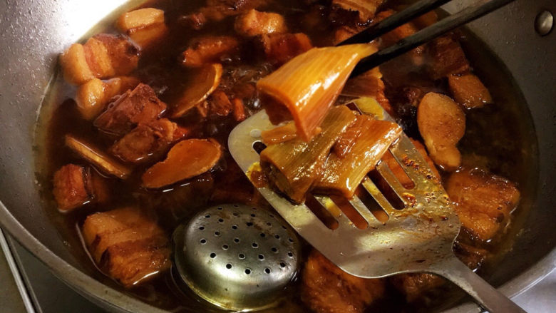 红烧豆腐皮,时间到,取出已经完成使命的烂葱段,保持肉的清爽。