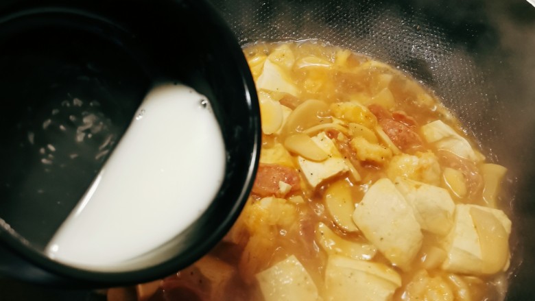 三鲜豆腐,豆腐入味后,淋入水淀粉增稠。
