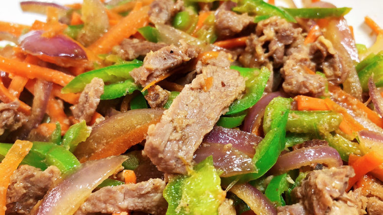 青椒炒牛肉➕青椒胡萝卜炒牛肉丝,这道青椒炒牛肉做法简单,咸鲜微辣,营养均衡,喜欢的小可爱们快来试试吧😄
