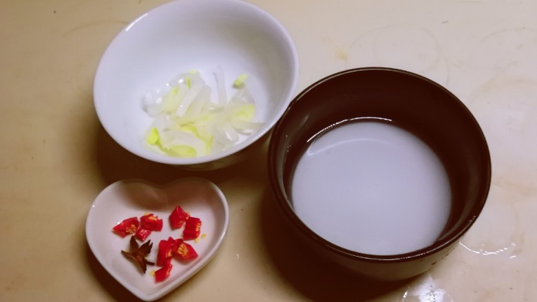 木耳蛋花汤,红辣椒切小段,<a style='color:red;display:inline-block;' href='/shicai/ 3250'>葱</a>切片,水淀粉备好。