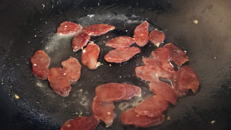 腊肠炒蛋,加一点点水,继续翻炒约1分钟