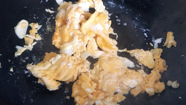 腊肠炒蛋,用锅铲打散,盛起备用