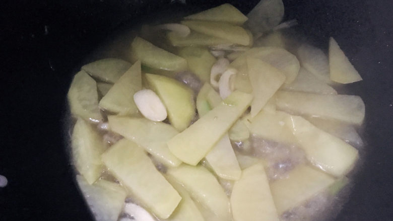 洋葱炒土豆片,加入适量温水,煮2分钟左右