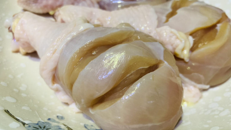 蜜汁烤鸡腿,将鸡腿划痕,这样比较入味