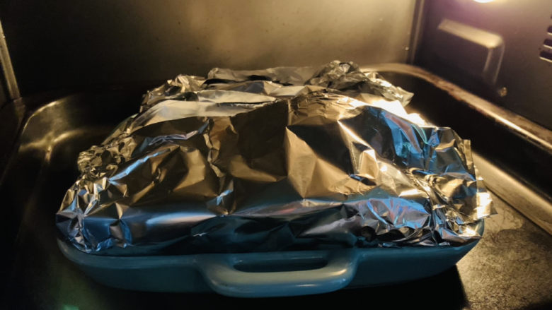 蜜汁烤鸡腿,用锡纸把鸡腿包起来,中层230度烤30分钟