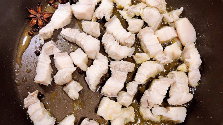 红烧豆腐皮,白糖融化加入五花肉,翻炒均匀。