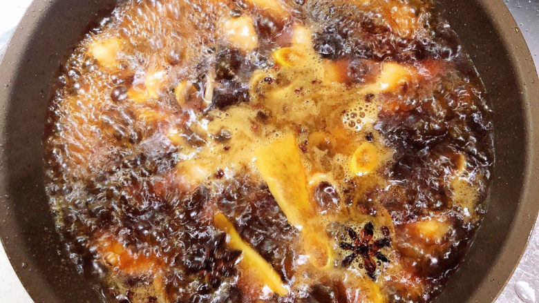红烧豆腐皮,倒入开水,盖盖儿炖煮20分钟。