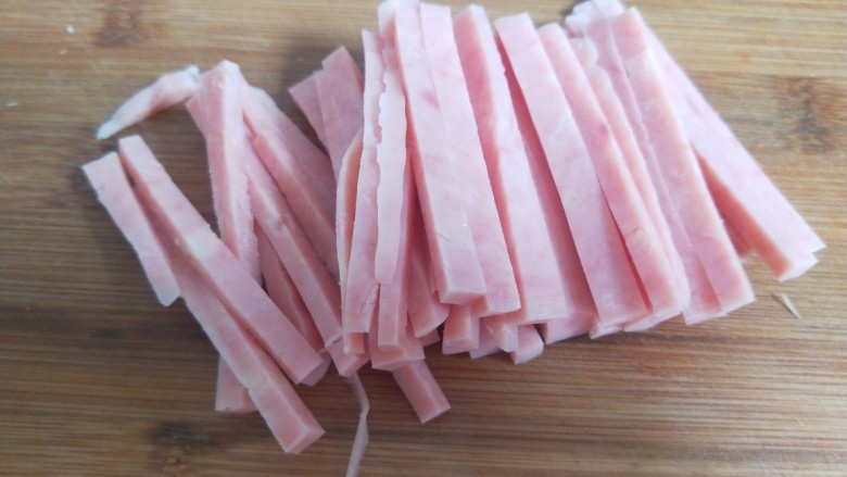 绿豆芽炒韭菜,切成丝备用?锅