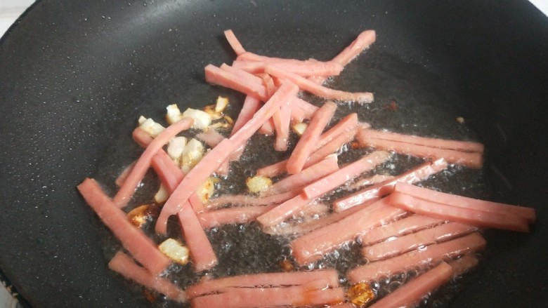 绿豆芽炒韭菜,倒入午餐肉炒均匀?