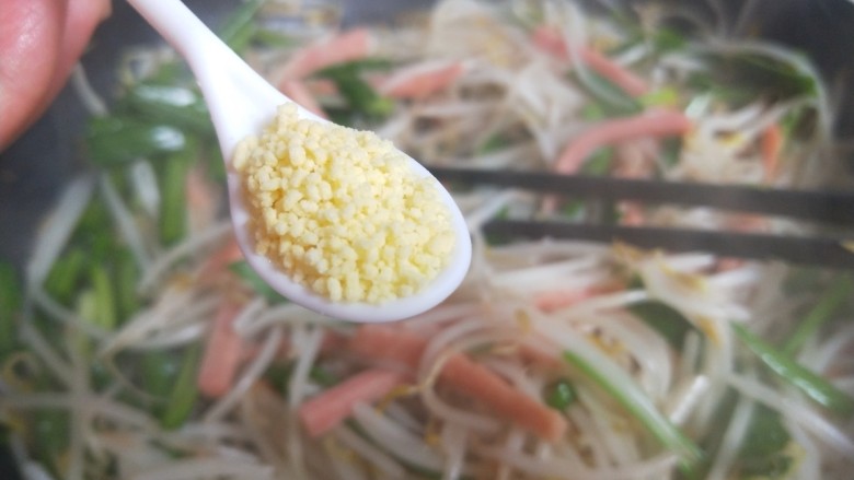 绿豆芽炒韭菜,出锅加入鸡精?