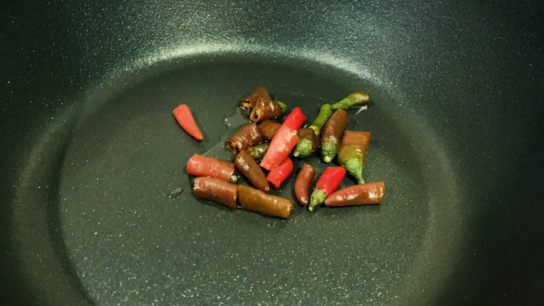 尖椒干豆腐,锅加食用油,加入尖椒